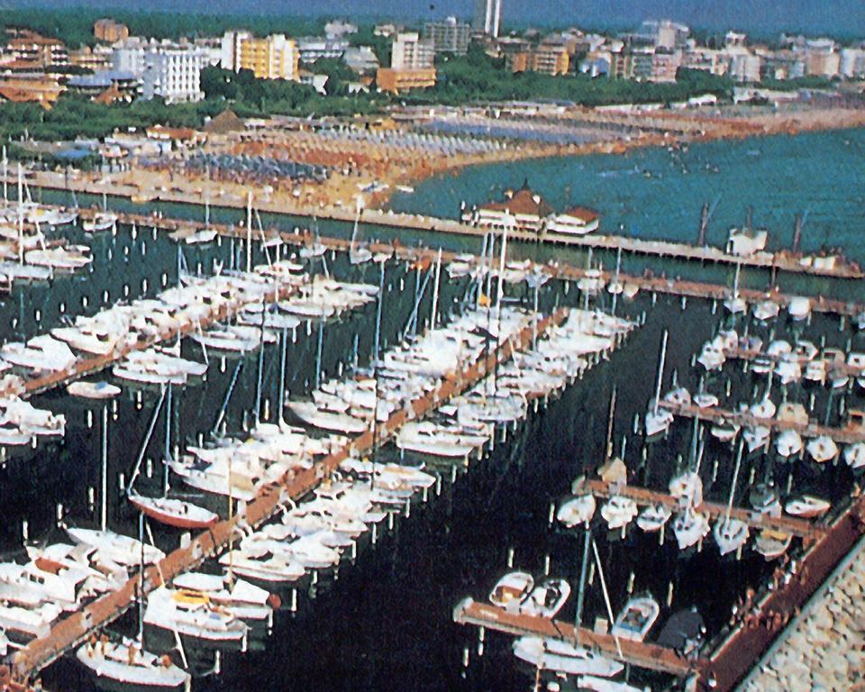 Hotel Caesar Bed And Breakfast Milano Marittima Ngoại thất bức ảnh