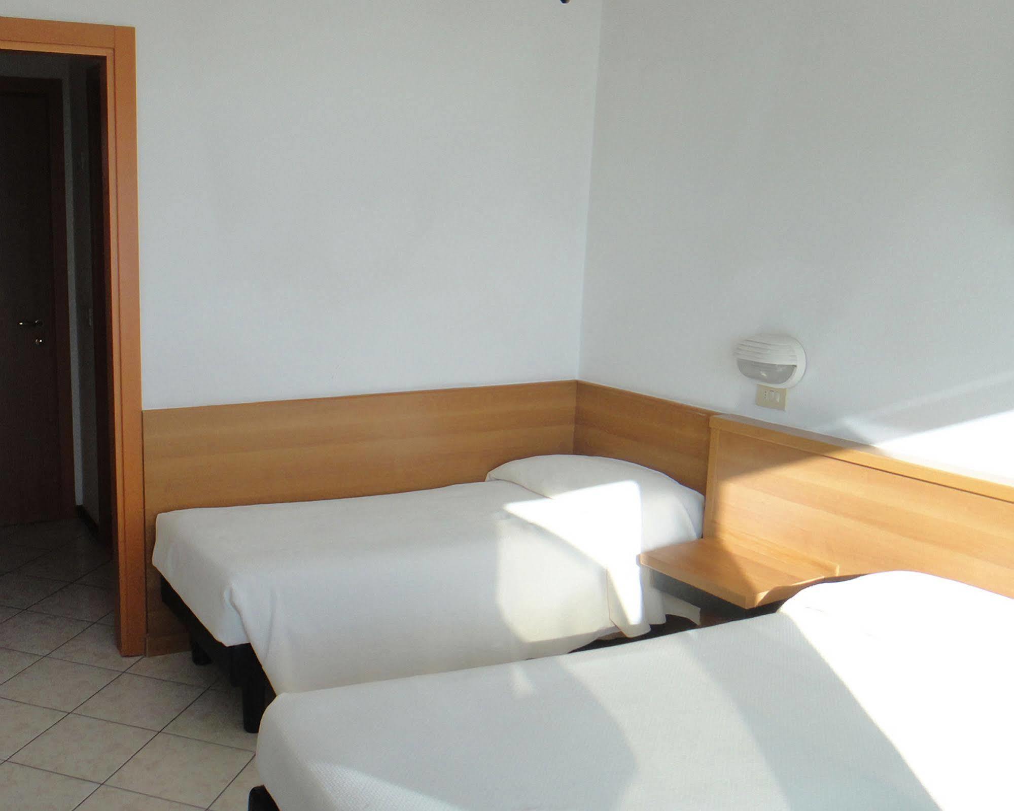 Hotel Caesar Bed And Breakfast Milano Marittima Ngoại thất bức ảnh