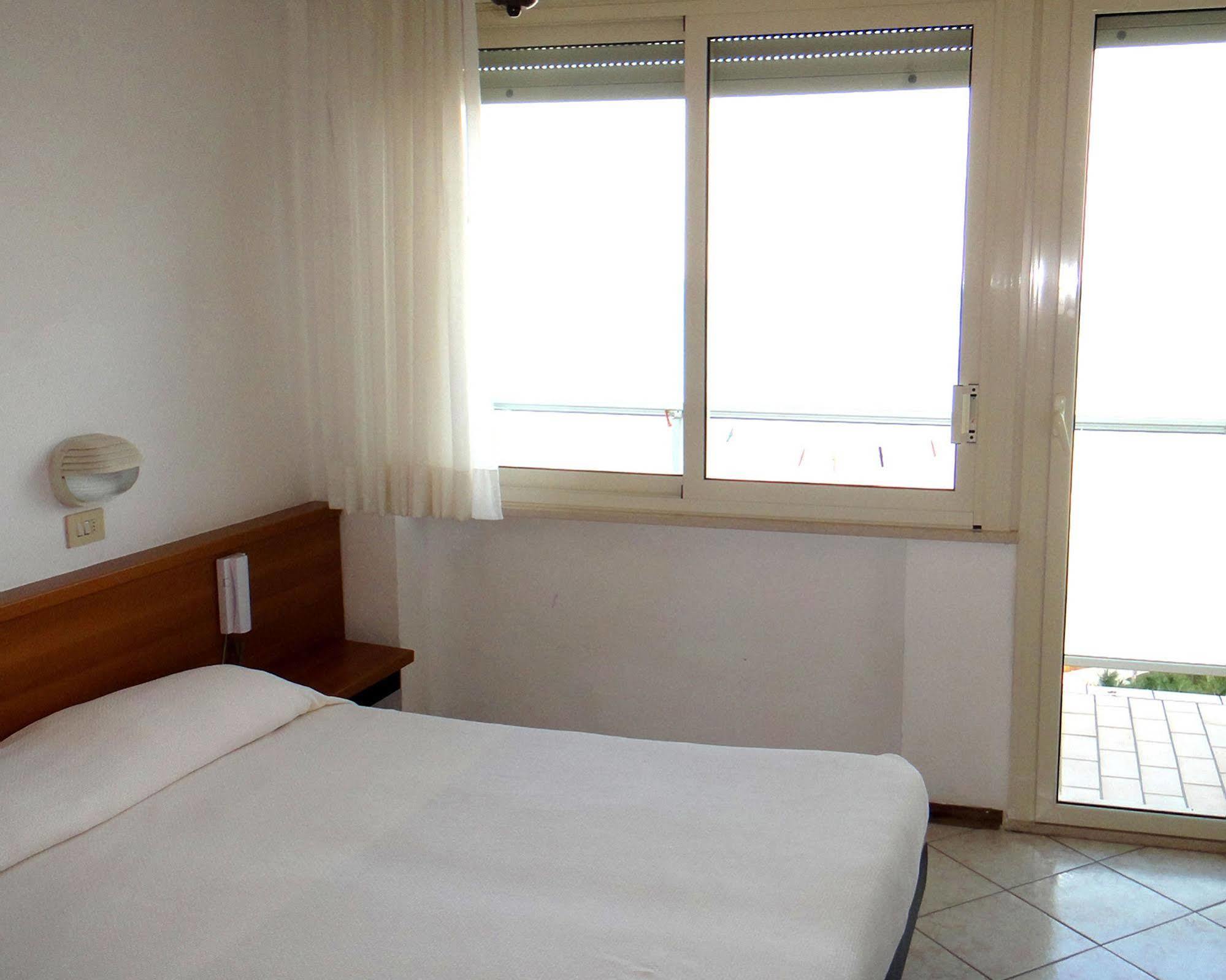 Hotel Caesar Bed And Breakfast Milano Marittima Ngoại thất bức ảnh