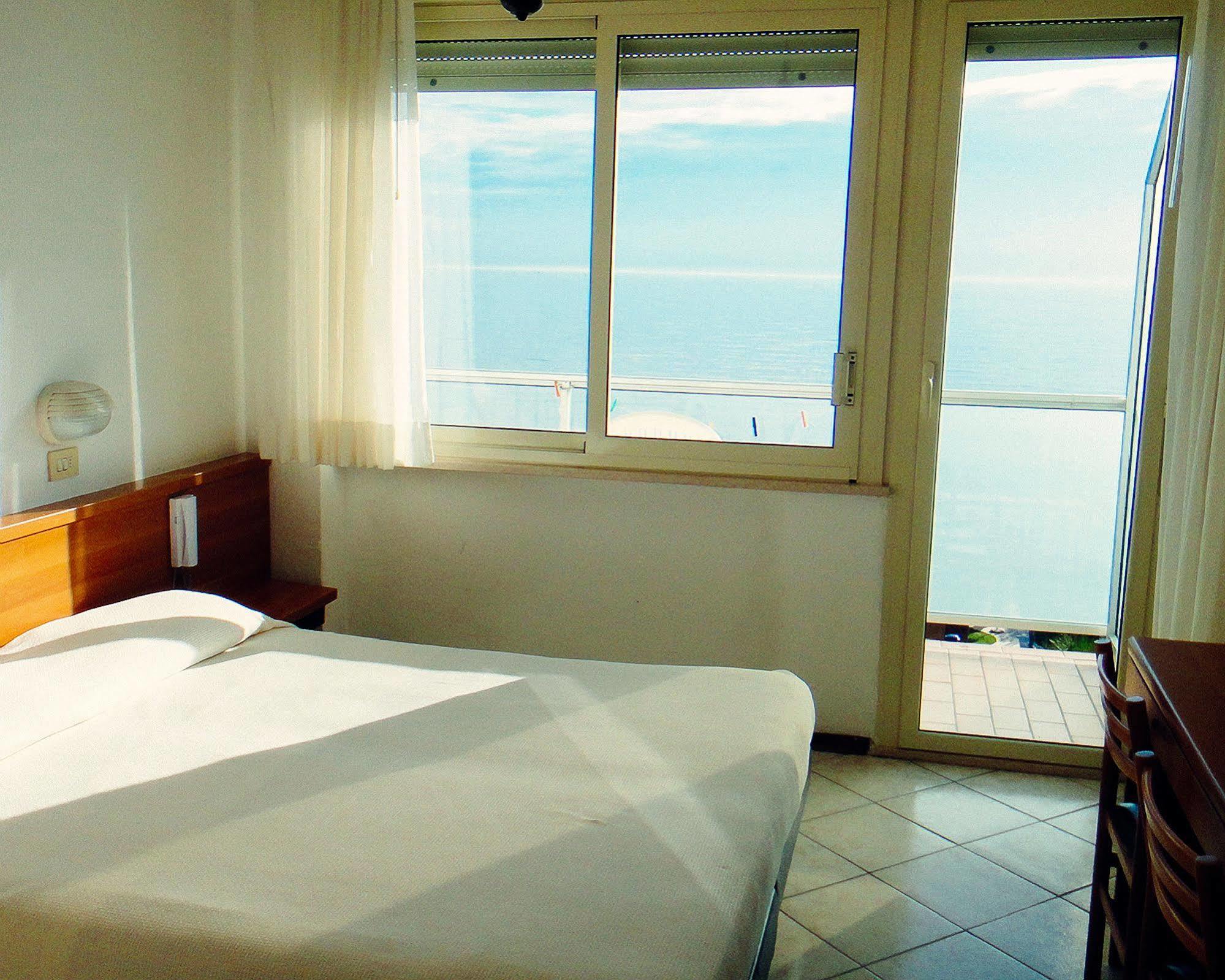 Hotel Caesar Bed And Breakfast Milano Marittima Ngoại thất bức ảnh