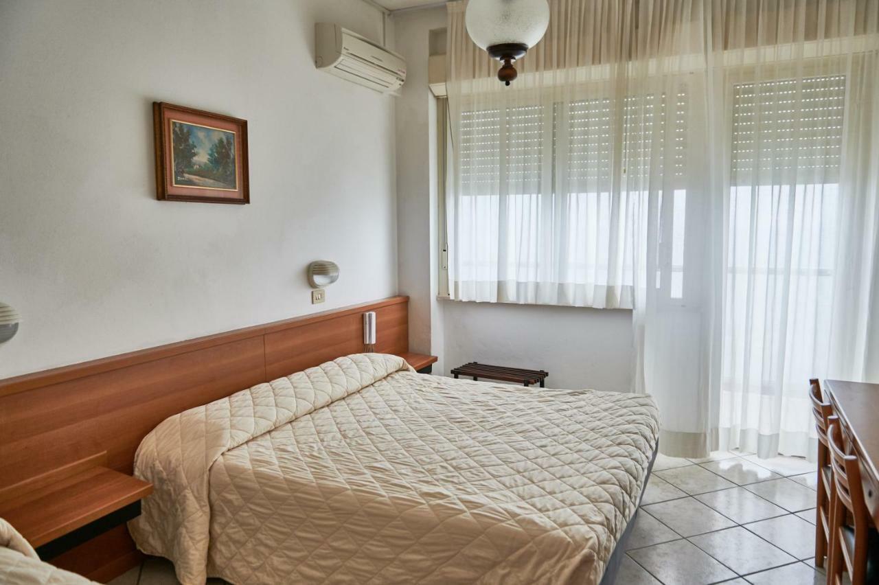 Hotel Caesar Bed And Breakfast Milano Marittima Ngoại thất bức ảnh