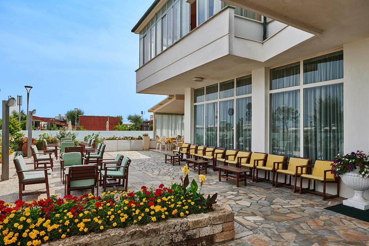 Hotel Caesar Bed And Breakfast Milano Marittima Ngoại thất bức ảnh